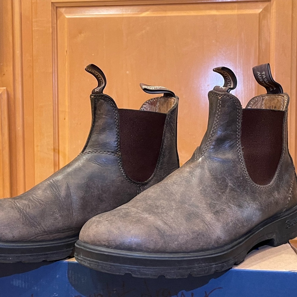 Blundstone Rustic Brown Chelsea Boots with Elastic Sides